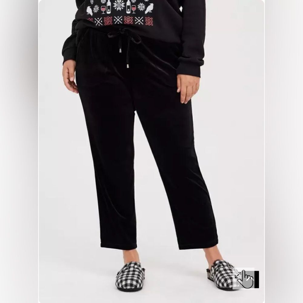 Torrid Pull-On Relaxed Taper Velvet High-Rise
Pant Black Size 3/3X